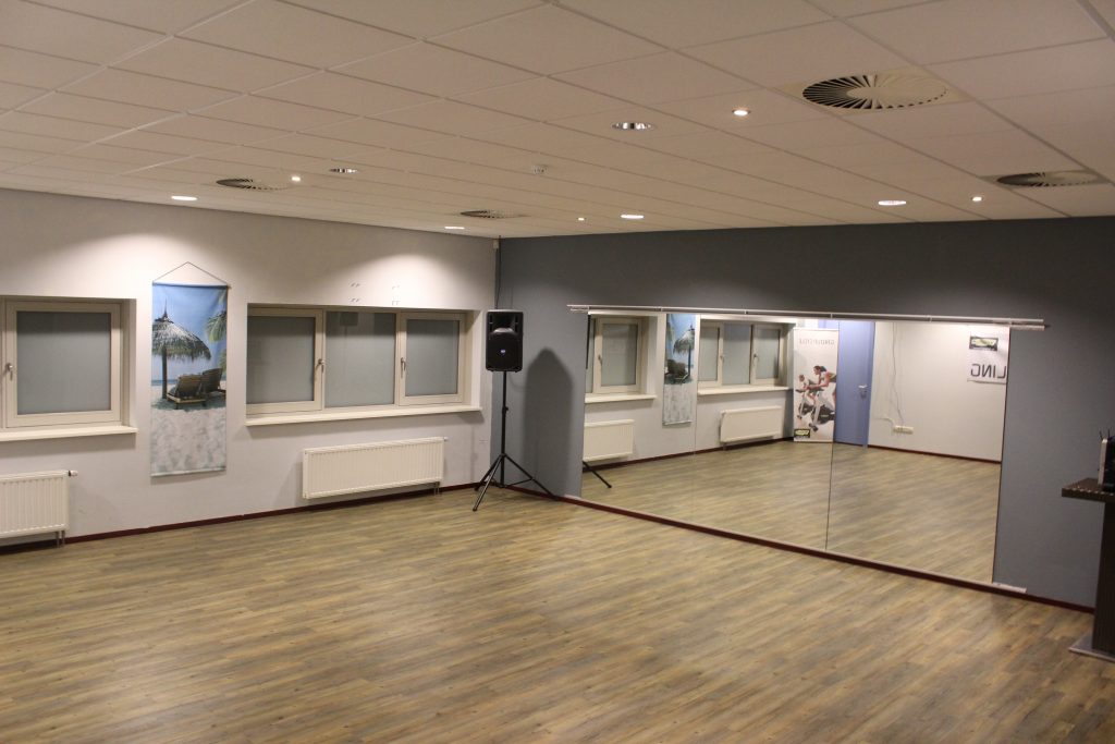 -Afmeting 8 x 8 meter -Inclusief geluidsinstallatie -Exclusief BTW Kleine zaal 64 m² / Afmeting 8 x 8 meter Inclusief geluidsinstallatie