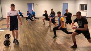 Bram beetsra geeft functionle training aan voetbal vereniging Waskemee