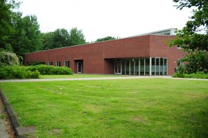 Bewegingscentrum Norg een ruim centrum van 2000 m² met een breed scala aan beweegactiviteiten en een multifunctioneel beweegklimaat. Ligt beschut in een mooie bosrijke groene omgeving. Er is volop parkeergelegenheid voor bezoekers zowel met de auto als te fiets