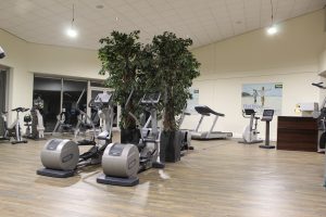 Onze fitness is ruim 500m2 en biedt volop mogelijkhedenvoor zowel jong als oud. Wij werken uitsluitend met Technogym apparatuur