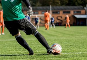 Ik heb voetbal gespeeld in het eerste en tweede van Veenhuizen in de jeugd vroeger. Dit was tussen mijn zevende en achttiende. Daarna heb ik ook actief  in militaire dienst veel gesport en gevoetbald.