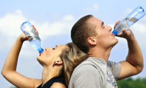 Een goed idee is ook dat direct na het opstaan je eerst een groot glas koud water drinkt. Dit kan je metabolisme gedurende 90 minuten tot wel 24% stimuleren.
