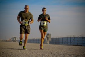 Fartlek training wil zeggen dat je traint zonder rust intervallen, deze type training wordt vaak gebruikt binnen Steady State trainingen. In deze trainingen kun je variëren in de intensiteit en het type oefeningen.