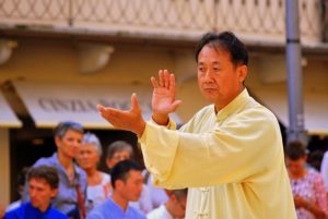 Tai Chi is een traditioneel Chinees systeem van tal van lichaams-oefeningen. Deze worden gekenmerkt door en serie harmonieuze bewegingen die men op een langzame en vloeiende manier uitvoert.